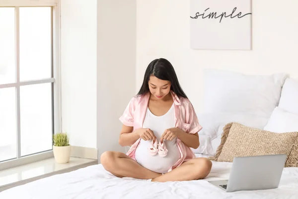 Pregnant Asian Woman Baby Shoes Bedroom — Stock Photo, Image