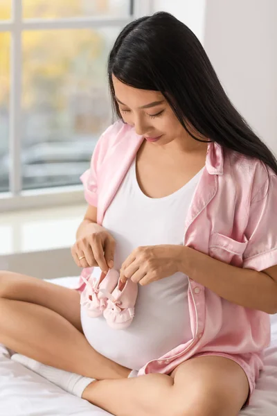 Pregnant Asian Woman Baby Shoes Bedroom — Stock Photo, Image
