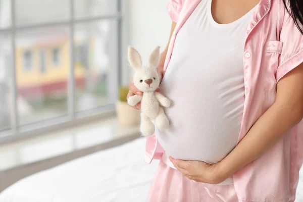 Bebek Oyuncağıyla Yatak Odasında Hamile Genç Bir Kadın — Stok fotoğraf