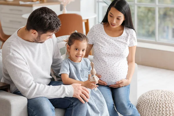 Zwangere Aziatische Vrouw Met Haar Familie Thuis — Stockfoto