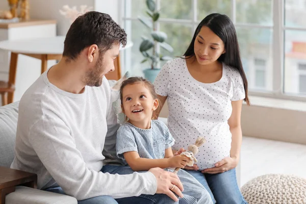 Embarazada Mujer Asiática Con Familia Casa — Foto de Stock