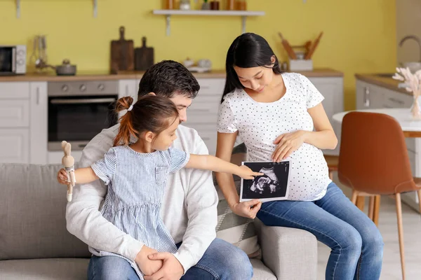 Embarazada Mujer Asiática Con Familia Casa — Foto de Stock