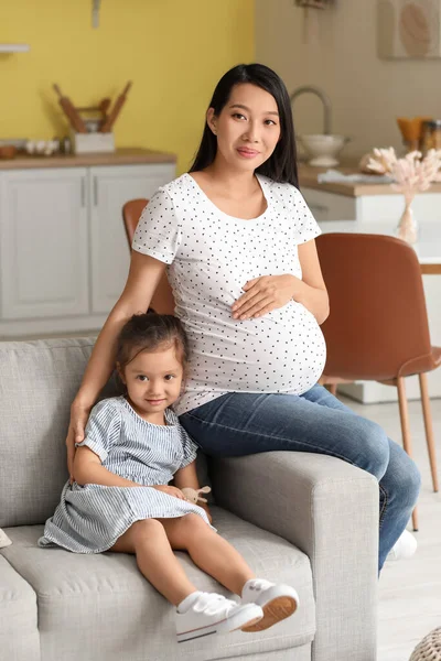 Pregnant Asian Woman Her Daughter Home — Stock Photo, Image