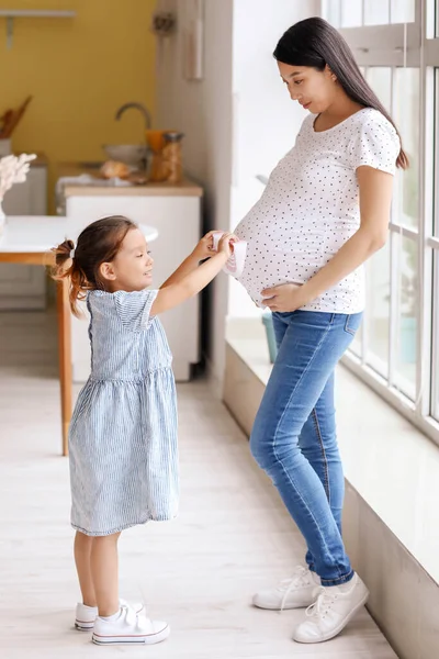 Pregnant Asian Woman Her Daughter Home — Stock Photo, Image