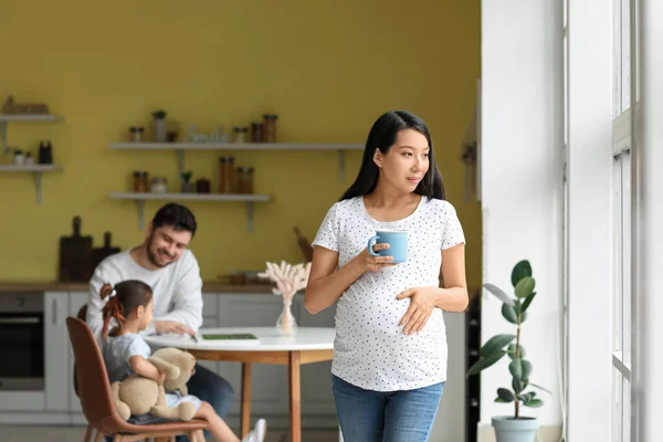 Incinta Donna Asiatica Con Sua Famiglia Casa — Foto Stock