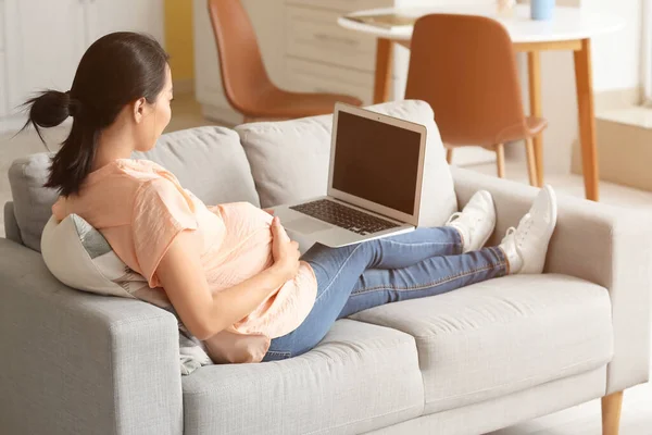 Pregnant Asian Woman Laptop Home — Stock Photo, Image