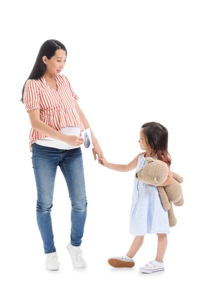 Zwangere Aziatische Vrouw Met Haar Dochter Witte Achtergrond — Stockfoto