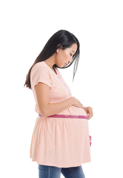 Mujer Asiática Embarazada Midiendo Vientre Sobre Fondo Blanco — Foto de Stock
