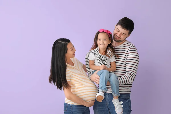 Schwangere Asiatin Mit Ihrer Familie Auf Farbigem Hintergrund — Stockfoto