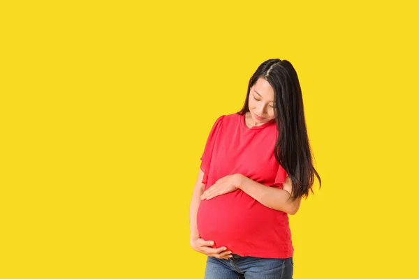 妊娠中のアジアの女性の背景色 — ストック写真