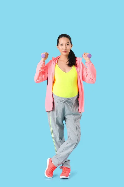 Sportieve Zwangere Aziatische Vrouw Kleur Achtergrond — Stockfoto