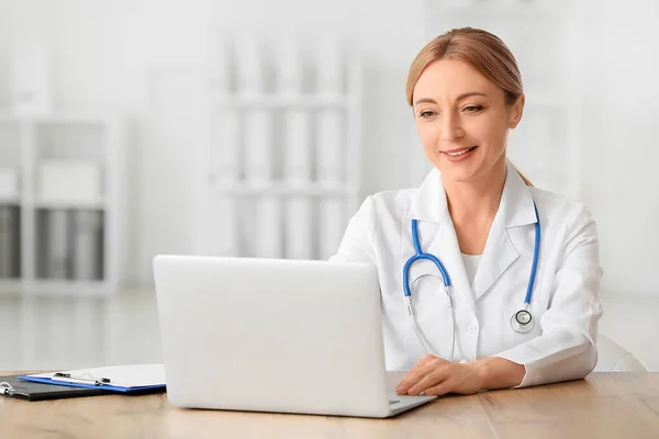 Médico Femenino Usando Laptop Clínica —  Fotos de Stock