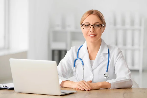 Doctora Sentada Mesa Clínica — Foto de Stock