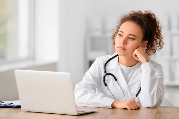 Female Doctor Sitting Table Clinic — Stock Photo, Image