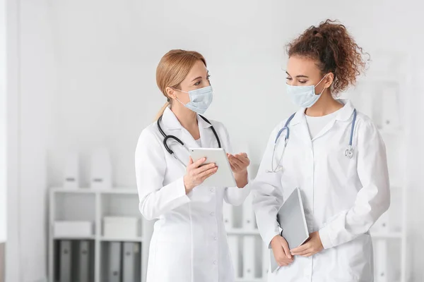 Doctors Discussing Diagnosis Clinic — Stock Photo, Image