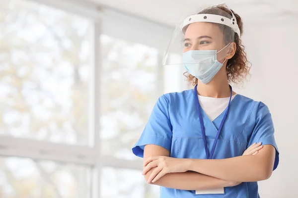 African American Female Doctor Wearing Medical Mask Clinic — Stock Photo, Image