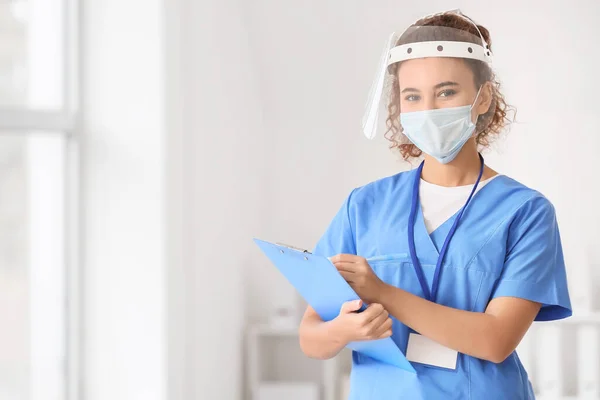 African American Female Doctor Wearing Medical Mask Clinic — Stock Photo, Image