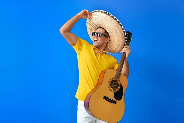 Jóképű Fiatalember Sombrero Kalap Gitár Színben Háttér — Stock Fotó