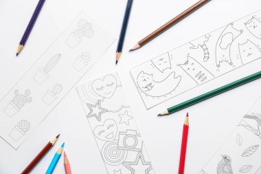 Beyaz arkaplanda kalemleri olan sevimli yer imleri