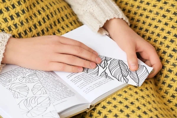 Mujer Con Lindos Marcadores Libro Casa — Foto de Stock