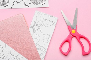 Renk arkaplanı üzerinde kırtasiye malzemesi olan sevimli yer imleri