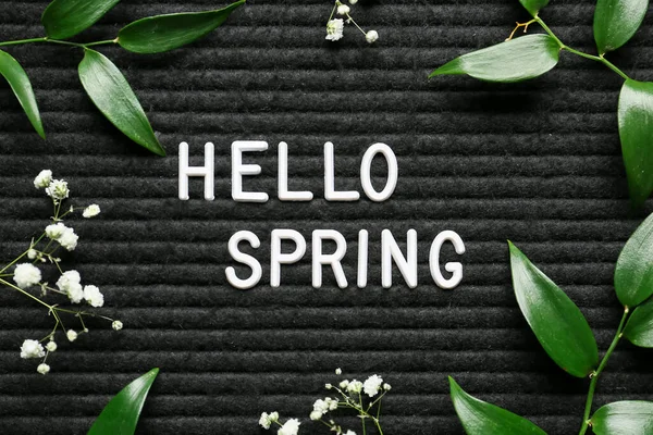 Tekst Hello Spring Met Bloemdecoratie Donkere Achtergrond — Stockfoto