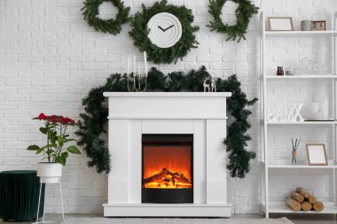 Odanın içinde Noel için dekore edilmiş şömine.