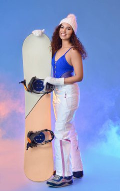 Renkli arka planda kadın snowboardcu