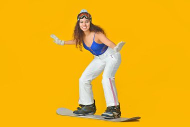 Renkli arka planda kadın snowboardcu