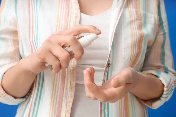 Young Woman Using Sanitizer Closeup — Stock Photo, Image