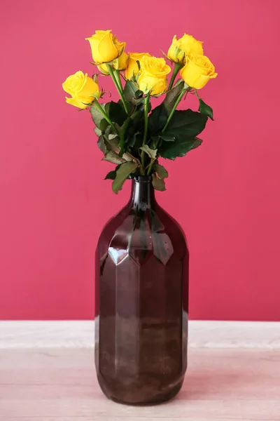 Vase Beautiful Yellow Roses Table Color Background — Stock Photo, Image