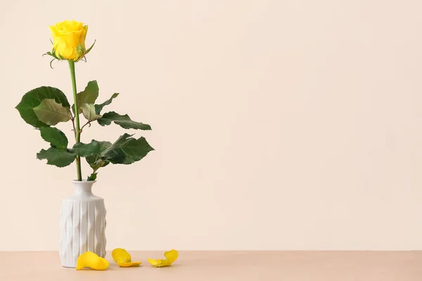 Vaso Com Bela Rosa Amarela Mesa Contra Fundo Claro — Fotografia de Stock
