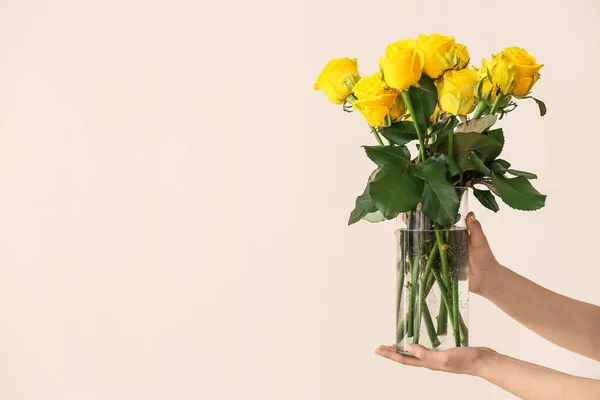 Manos Con Hermosas Rosas Amarillas Sobre Fondo Claro — Foto de Stock