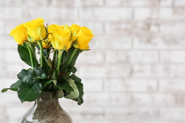 Βάζο Όμορφα Κίτρινα Τριαντάφυλλα Στο Φως Φόντο — Φωτογραφία Αρχείου