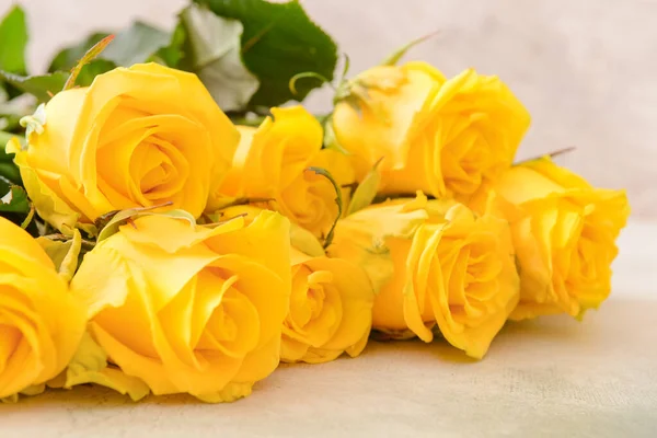 Beautiful Yellow Roses Table — Stock Photo, Image