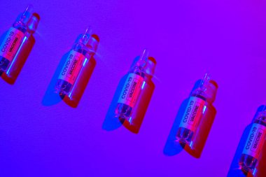 Renk arka planında COVID-19 'a karşı aşılama