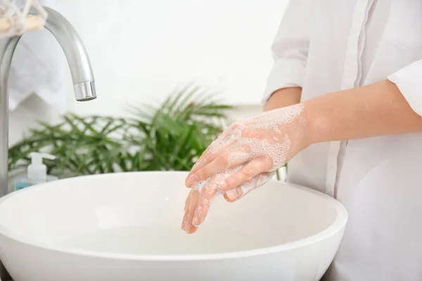 Jovem Mulher Lavando Mãos Banheiro — Fotografia de Stock