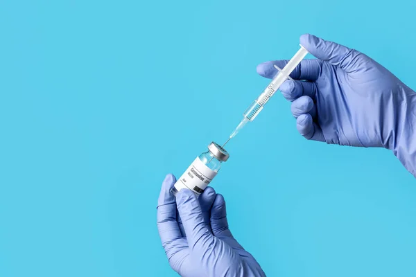 Mãos Médico Com Seringa Vacina Para Imunização Contra Covid Sobre — Fotografia de Stock