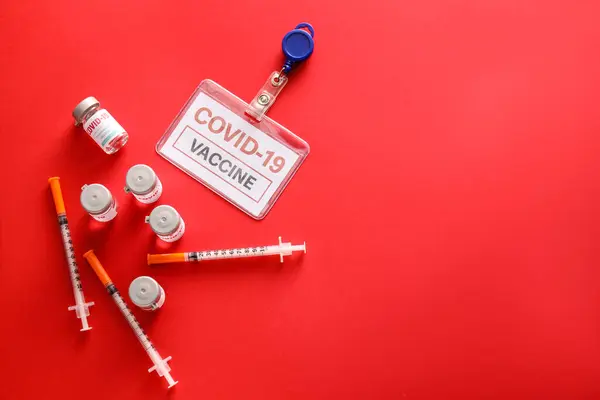 Вакцина Иммунизации Против Covid Цветном Фоне — стоковое фото