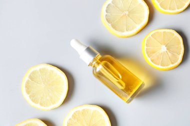 Hafif arkaplanda bir şişe limon yağı