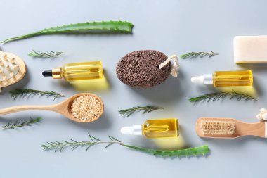 Hafif arka planda gerekli yağ ve banyo malzemelerinin bulunduğu kompozisyon