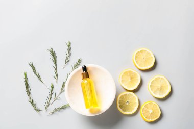 Hafif arkaplanda bir şişe limon yağı