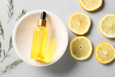 Hafif arkaplanda bir şişe limon yağı