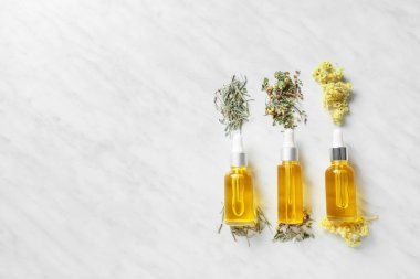 Hafif arkaplanda gerekli yağ şişeleriyle kompozisyon