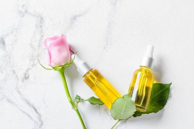 Işık arka planında çiçek yağı olan şişeler.