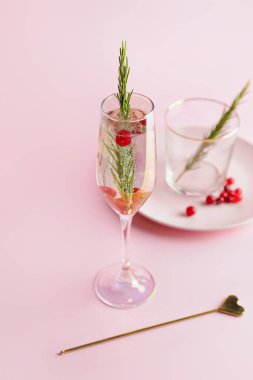 Renkli kızılcık ve biberiyeli şampanya kokteyli.