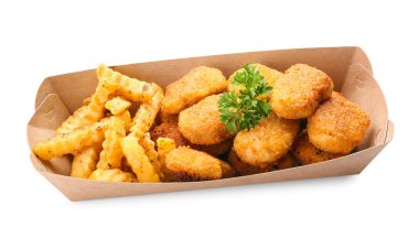 Beyaz arka planda kağıt kutuda lezzetli nuggetlar