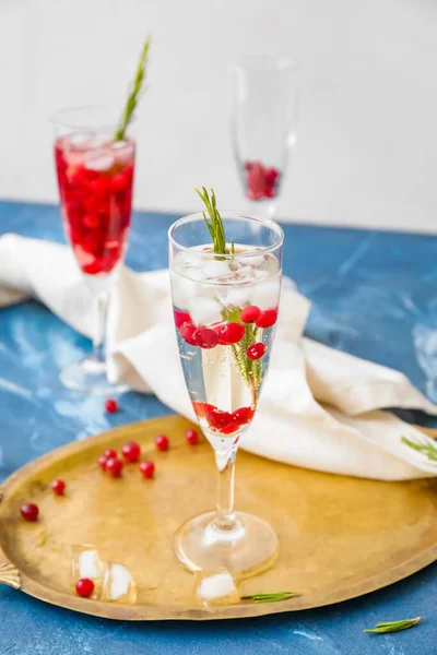 Ποτήρια Από Κοκτέιλ Σαμπάνιας Cranberry Και Δεντρολίβανο Στο Τραπέζι Χρωμάτων — Φωτογραφία Αρχείου
