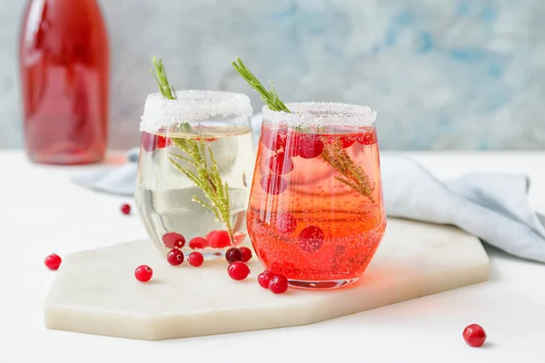 Ποτήρια Από Κοκτέιλ Σαμπάνιας Cranberry Και Δενδρολίβανο Ελαφρύ Τραπέζι — Φωτογραφία Αρχείου