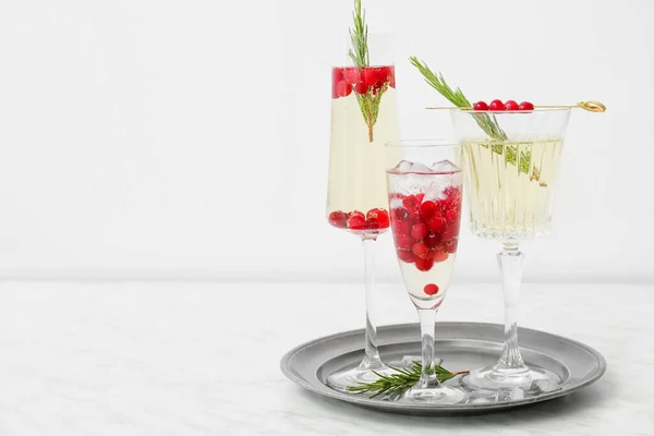 Ένα Ποτήρι Κοκτέιλ Σαμπάνιας Cranberry Και Δεντρολίβανο Ελαφρύ Τραπέζι — Φωτογραφία Αρχείου